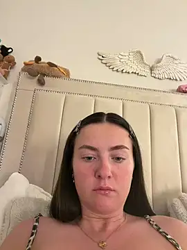 Snapshot of LolaSkyee chatting on April 27, 6:22 am LolaSkyee online show from April 27, 6:22 am
