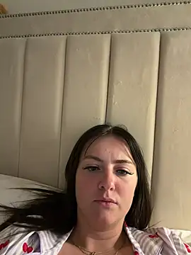 Snapshot of LolaSkyee chatting on May 8, 6:39 am LolaSkyee online show from May 8, 6:39 am