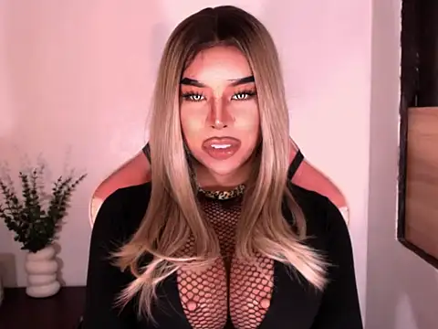 CyraHasABigCock online show from May 25, 9:46 pm
