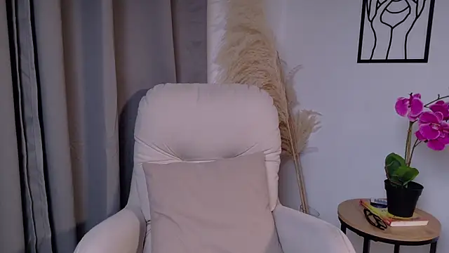 LiaFox  online show from April 9, 3:08 am