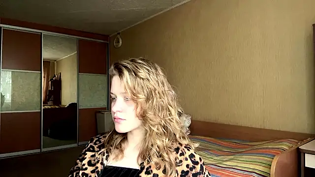 Snapshot of CarmonSuentenfuss chatting on March 29, 5:09 am CarmonSuentenfuss online show from March 29, 5:09 am