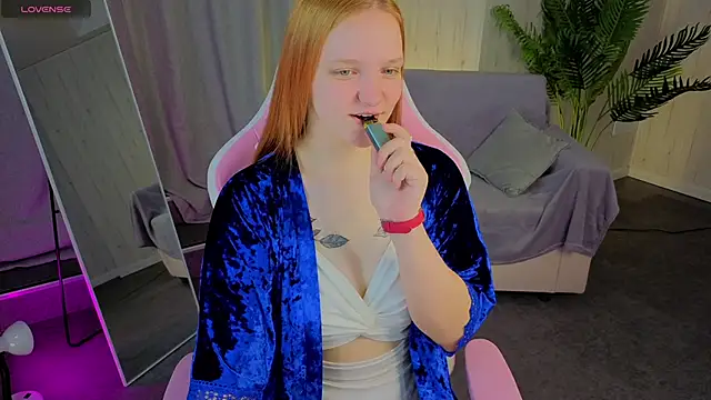 Candy Lirr online show from April 9, 3:52 am