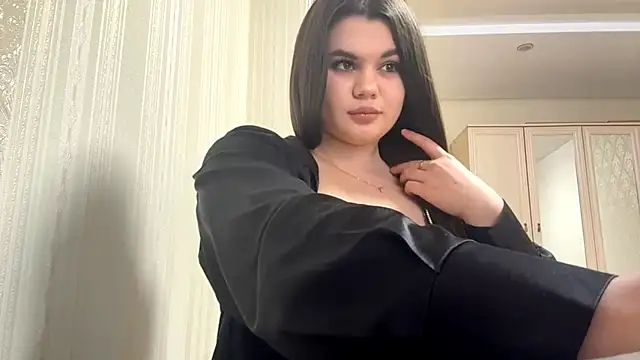 elaracuttie online show from April 3, 4:02 pm