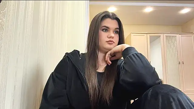 elaracuttie online show from April 7, 4:20 pm