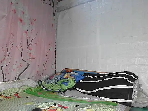 Snapshot of Hotties_Julie chatting on April 4, 5:19 pm Hotties Julie online show from April 4, 5:19 pm