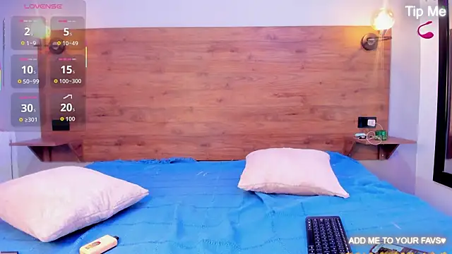 MOONWUW online show from April 30, 8:49 pm