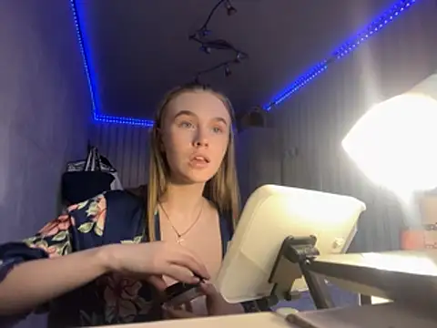 Snapshot of melissashineeee chatting on April 3, 10:54 am melissashineeee online show from April 3, 10:54 am