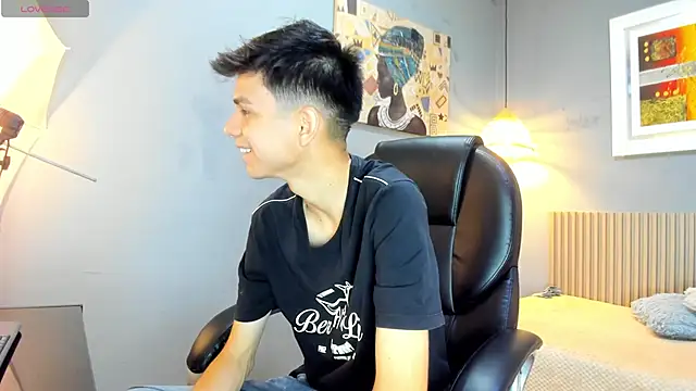 Snapshot of maxim_rod chatting on June 4, 12:32 pm maxim rod online show from June 4, 12:32 pm