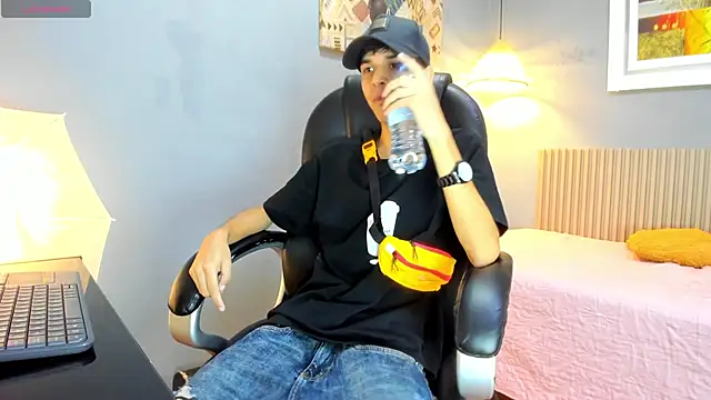 Snapshot of maxim_rod chatting on June 19, 12:22 pm maxim rod online show from June 19, 12:22 pm