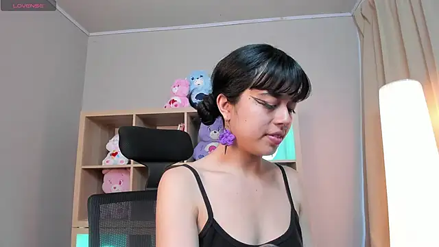 Snapshot of Saphyralux chatting on May 30, 10:37 pm Saphyralux online show from May 30, 10:37 pm
