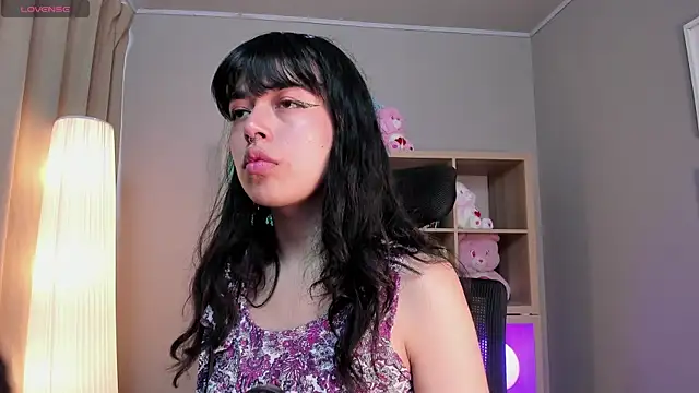 Snapshot of Saphyralux chatting on June 11, 8:50 pm Saphyralux online show from June 11, 8:50 pm