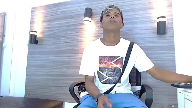 Snapshot of LuckyBluex chatting on March 28, 5:52 am LuckyBluex online show from March 28, 5:52 am