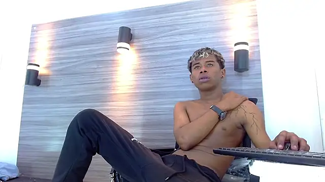 Snapshot of LuckyBluex chatting on March 29, 2:57 am LuckyBluex online show from March 29, 2:57 am