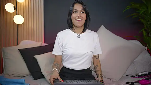 charlottehershel02 online show from June 11, 2:22 am