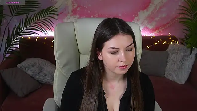 LindsyRawr online show from April 16, 8:53 pm