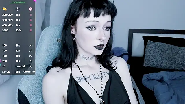 Snapshot of H3xD0ll chatting on June 1, 11:32 am H3xD0ll online show from June 1, 11:32 am