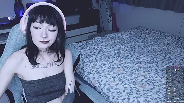 Snapshot of H3xD0ll chatting on June 27, 4:13 pm H3xD0ll online show from June 27, 4:13 pm