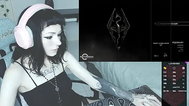 Snapshot of H3xD0ll chatting on June 19, 2:45 pm H3xD0ll online show from June 19, 2:45 pm