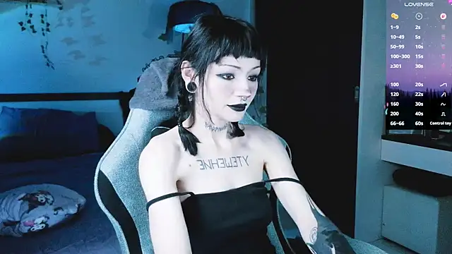 Snapshot of H3xD0ll chatting on July 12, 11:55 am H3xD0ll online show from July 12, 11:55 am