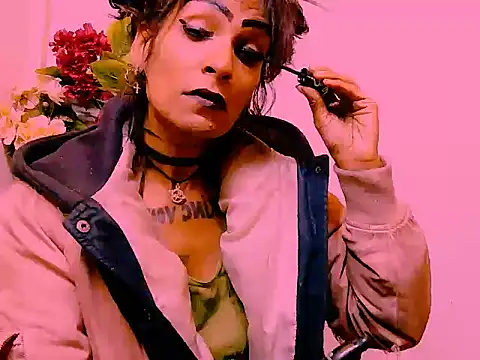 Alanadelray21 online show from July 6, 7:15 am