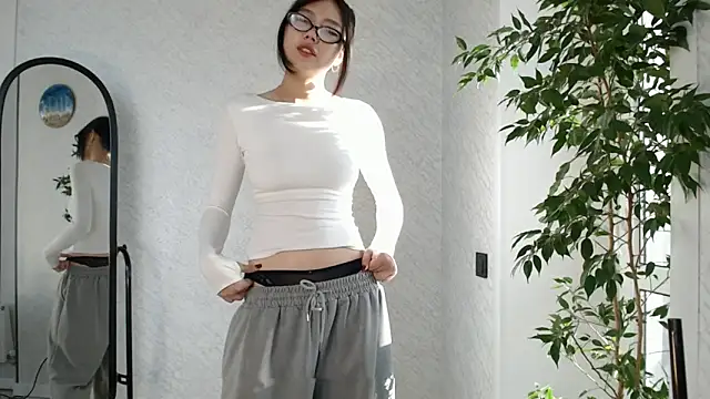 SecretTiny online show from April 8, 2:02 am
