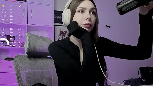 JustEvalove online show from March 29, 3:02 pm