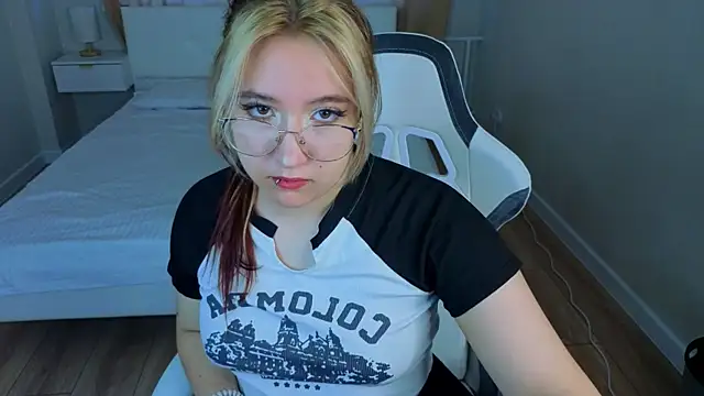 Luna Host online show from May 9, 2:26 am