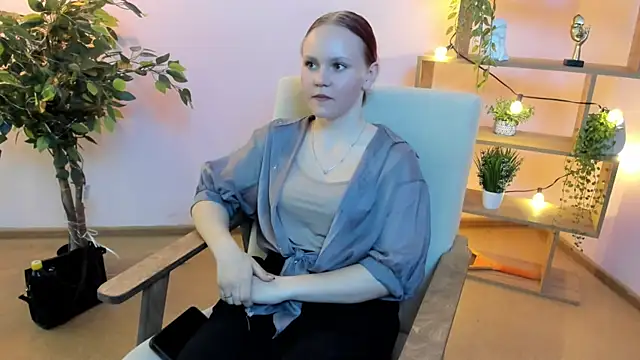 Snapshot of CharlaFenbert chatting on March 29, 9:22 am CharlaFenbert online show from March 29, 9:22 am