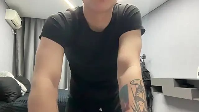 MaxWoolf online show from April 18, 7:07 pm