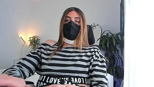 LilyReina online show from April 21, 6:25 pm