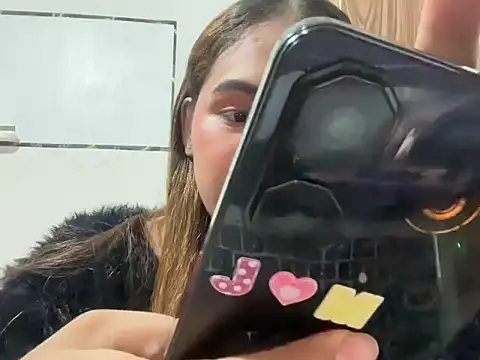 yourhotwild bella online show from April 14, 7:08 pm