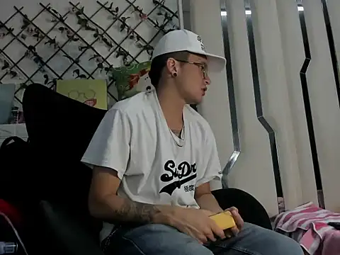 Snapshot of BarbieAndMax chatting on March 29, 5:03 pm BarbieAndMax online show from March 29, 5:03 pm