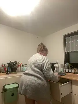 Snapshot of Tinchen_Milf chatting on April 8, 7:37 pm Tinchen Milf online show from April 8, 7:37 pm