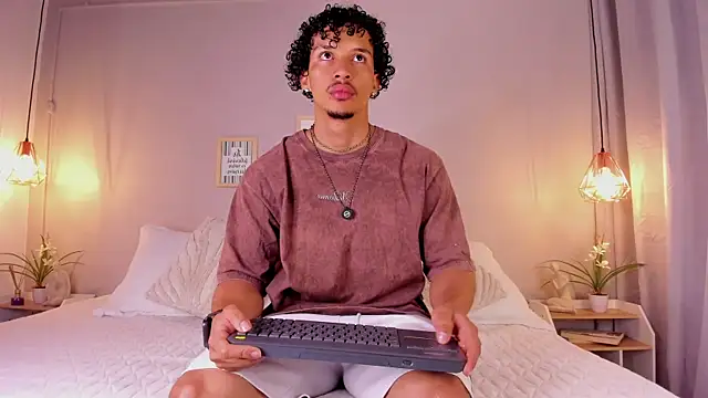 Snapshot of dominik_drake chatting on June 20, 12:43 pm dominik drake online show from June 20, 12:43 pm