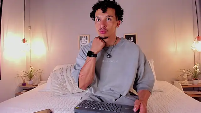 Snapshot of dominik_drake chatting on June 18, 12:21 pm dominik drake online show from June 18, 12:21 pm