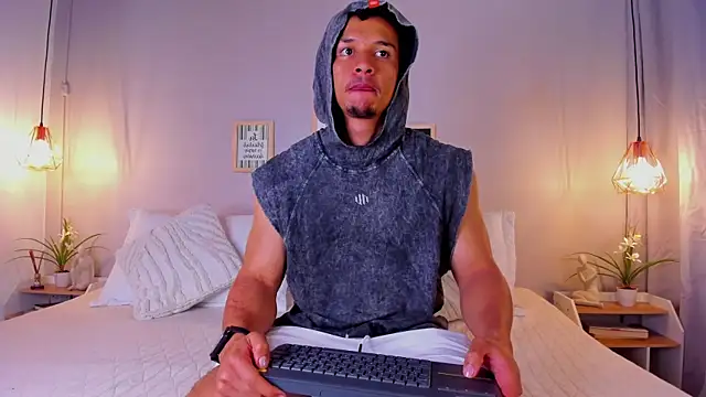 Snapshot of dominik_drake chatting on July 3, 1:06 pm dominik drake online show from July 3, 1:06 pm
