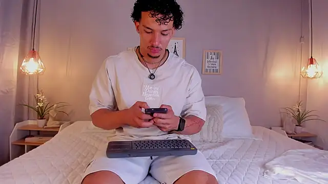 Snapshot of dominik_drake chatting on June 3, 12:17 pm dominik drake online show from June 3, 12:17 pm