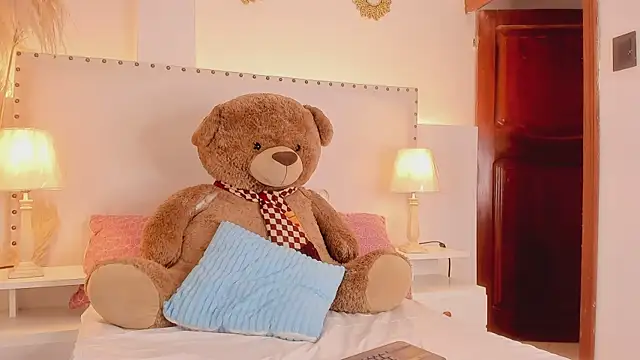Snapshot of madisson__Stone chatting on May 22, 11:03 pm madisson Stone online show from May 22, 11:03 pm
