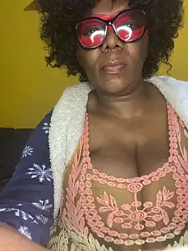 Snapshot of BoobsQueeen chatting on June 14, 11:50 pm BoobsQueeen online show from June 14, 11:50 pm
