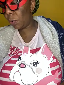 Snapshot of BoobsQueeen chatting on May 28, 3:47 am BoobsQueeen online show from May 28, 3:47 am