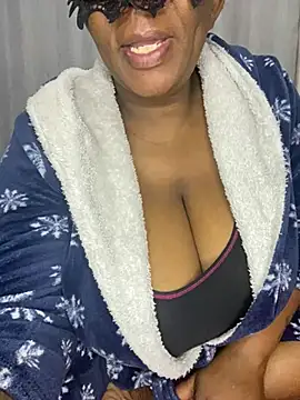 Snapshot of BoobsQueeen chatting on May 26, 4:21 am BoobsQueeen online show from May 26, 4:21 am