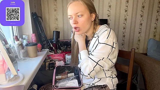 Snapshot of LolaZola chatting on May 4, 7:33 am LolaZola online show from May 4, 7:33 am
