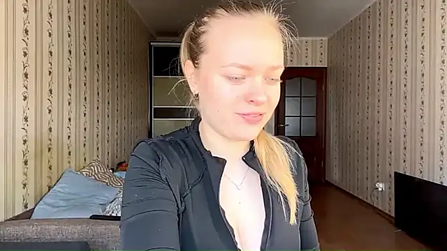 Snapshot of LolaZola chatting on April 29, 7:45 am LolaZola online show from April 29, 7:45 am
