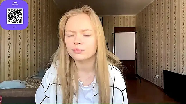 Snapshot of LolaZola chatting on April 27, 8:12 am LolaZola online show from April 27, 8:12 am