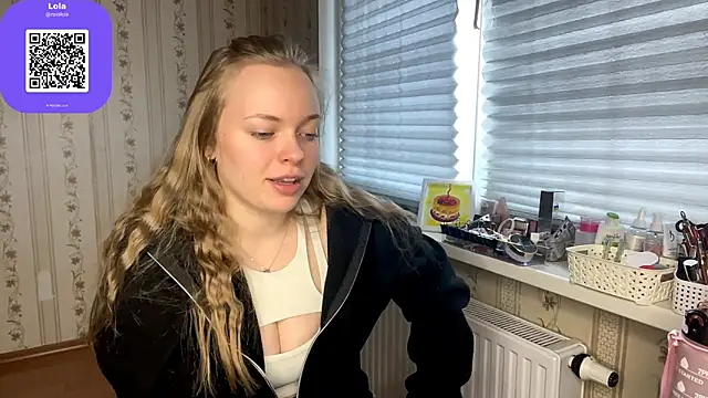 Snapshot of LolaZola chatting on April 8, 9:11 am LolaZola online show from April 8, 9:11 am