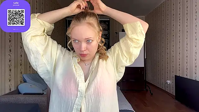 Snapshot of LolaZola chatting on May 2, 7:35 am LolaZola online show from May 2, 7:35 am