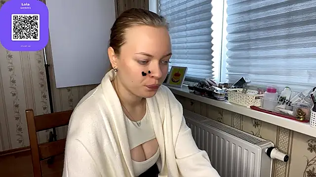 Snapshot of LolaZola chatting on April 12, 9:01 am LolaZola online show from April 12, 9:01 am