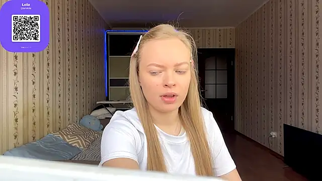 Snapshot of LolaZola chatting on April 18, 8:05 am LolaZola online show from April 18, 8:05 am
