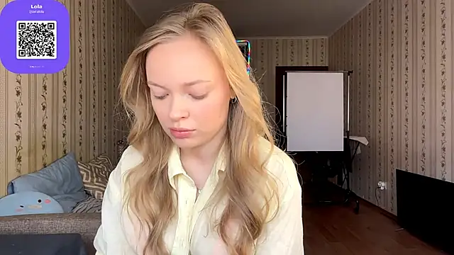 Snapshot of LolaZola chatting on April 20, 8:17 am LolaZola online show from April 20, 8:17 am