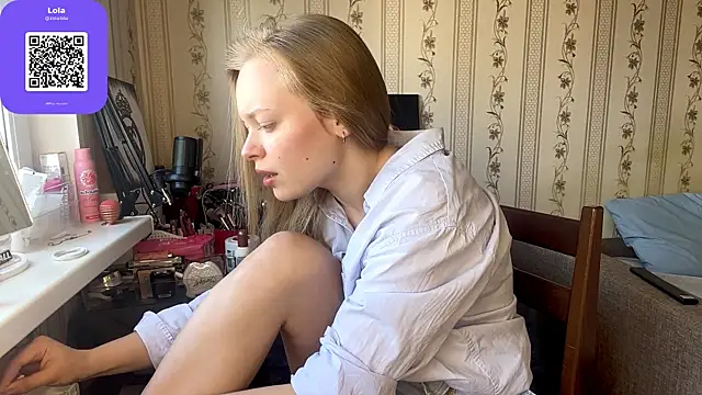 Snapshot of LolaZola chatting on May 7, 7:23 am LolaZola online show from May 7, 7:23 am